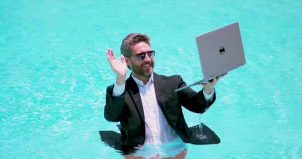 クレイジー夏のビジネス 楽しいビジネスライフスタイル スイミングプールでラップトップを使用してスーツのハンサムなビジネスマン 面白いビジネスマンだ フリーランスのコンセプトは 夏の旅行 事業の成功 — ストック動画