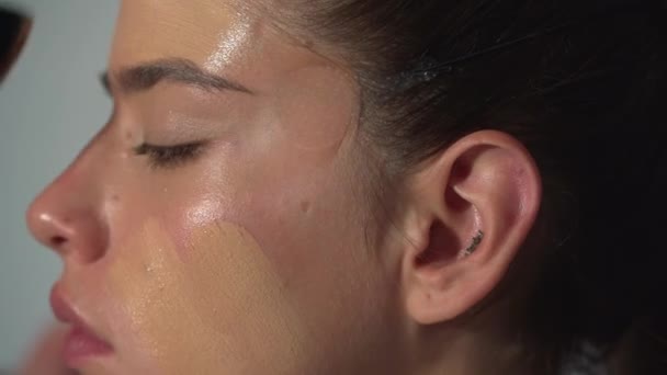 Make Kunstenaar Brengt Make Met Cosmetische Borstel Schoonheid Gelaat Make — Stockvideo