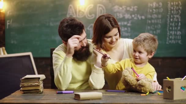 Junge Aus Der Grundschule Eltern Die Ihre Kinder Unterrichten Familie — Stockvideo