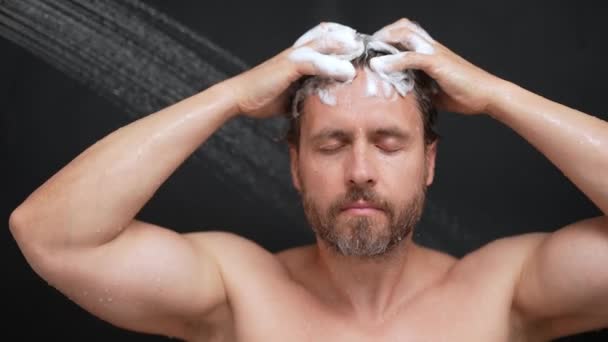 Hombre Sexy Lavando Pelo Baño Cabezal Ducha Bañera Cara Masculina — Vídeo de stock