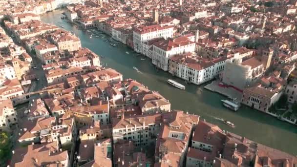 从空中俯瞰威尼斯 沿着威尼斯运河飞行 意大利威尼斯的空中无人机全景视频 — 图库视频影像