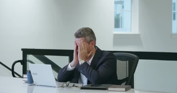Homem Negócios Cansado Trabalhar Escritório Homem Negócios Cansado Sobrecarregado Tem — Vídeo de Stock