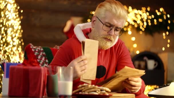 Забавный Санта Рождественская Концепция Санта Клаусом Костюме Держащим Список Желаний — стоковое видео