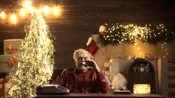 Babbo Natale Arrabbiato Cattivo Beve Birra Ritratto Uomo Barbuto Scontroso — Video Stock