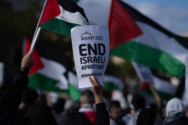 Washington DC, ABD - 21 Ekim 2023: Filistin yanlısı, İsrail karşıtı protestocular. İsrail ve Hamas Gazze Şeridi 'nde. İsrail ve Filistin arasındaki savaş. Filistin Protestosunda Soykırım İşaretini Durdur