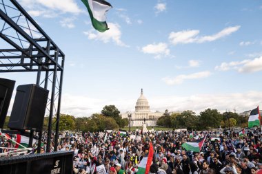 Washington DC, ABD - 21 Ekim 2023: Filistin yanlısı, İsrail karşıtı protestocular. İsrail ve Hamas Gazze Şeridi 'nde. Savaş İsrail ve Filistin. Hamas, Tsahal ve Hasbullah savaşı. Filistin bayrağı