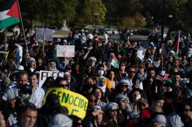 Washington DC, ABD - 21 Ekim 2023: Filistin yanlısı, İsrail karşıtı protestocular. İsrail ve Hamas Gazze Şeridi 'nde. İsrail ve Filistin arasındaki savaş. Filistin Protestosunda Soykırım İşaretini Durdur