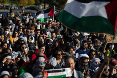Washington DC, ABD - 21 Ekim 2023: Filistin yanlısı, İsrail karşıtı protestocular. İsrail ve Hamas Gazze Şeridi 'nde. İsrail ve Filistin arasındaki savaş. Washington DC 'deki Filistin Protestosu İşaretleri