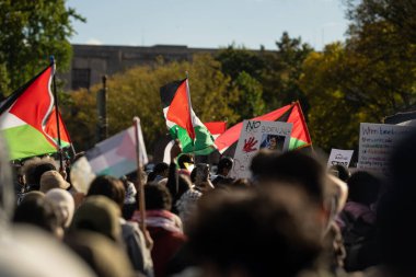 Washington DC, ABD - 21 Ekim 2023: Filistin yanlısı, İsrail karşıtı protestocular. İsrail ve Hamas Gazze Şeridi 'nde. İsrail ve Filistin arasındaki savaş. Filistin için Amerikalı Müslümanlar