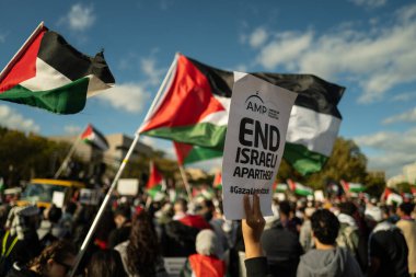 Washington DC, ABD - 21 Ekim 2023: Filistin yanlısı, İsrail karşıtı protestocular. İsrail ve Hamas Gazze Şeridi 'nde. İsrail ve Filistin arasındaki savaş. Bir grup protestocu. Gazze Savaşı