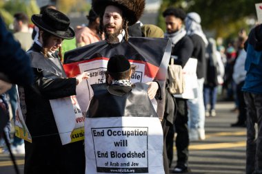 Washington DC, ABD - 21 Ekim 2023: Filistin yanlısı, İsrail karşıtı protestocular. İsrail ve Hamas Gazze Şeridi 'nde. İsrail ve Filistin arasındaki savaş. Filistin Protestosunda Soykırım İşaretini Durdur