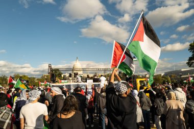 Washington DC, ABD - 21 Ekim 2023: Filistin yanlısı, İsrail karşıtı protestocular. İsrail ve Hamas Gazze Şeridi 'nde. İsrail ve Filistin arasındaki savaş. Bir grup protestocu. Gazze Savaşı