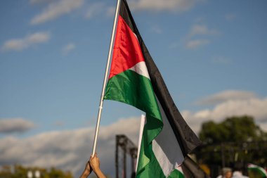 Washington DC, ABD - 21 Ekim 2023: Filistin yanlısı, İsrail karşıtı protestocular. İsrail ve Hamas Gazze Şeridi 'nde. İsrail ve Filistin arasındaki savaş. Filistin Protestosunda Soykırım İşaretini Durdur