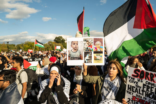 Вашингтон, США - 21 октября 2023 года: Пропалестинские, антиизраильские протестующие. Израиль и ХАМАС в секторе Газа. Война между Израилем и Палестиной протест. Группа протестующих. Война в Газе