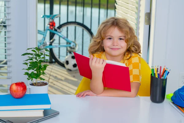 Schulkind Liest Buch Zurück Zur Schule Lustiges Kleines Kind Aus — Stockfoto