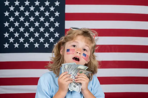 美元钞票的概念 快乐富有的男孩 带着钱的钱 美国国旗在儿童面颊上 独立日7月4日 — 图库照片