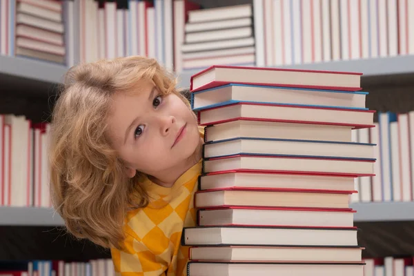 Intelektualne Dziecko Sprytny Uczeń Uczniowie Uczą Się Szkolnej Bibliotece Dzieciak — Zdjęcie stockowe