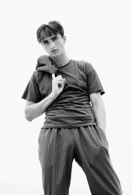 Yakışıklı, kendine güvenen adam. Stüdyoda poz veren ciddi biri. Zarif giyinmiş seksi erkek manken, erkek modası. Eski ve eski usul