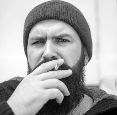 Sigara nikotin bağımlılığı. Sigara içen vahşi hippi. Sigara bağımlılığı. Sigara içen kız.