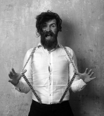 Komik, tüylü, deli bir adamın portresi pantolonunu indirirken samimi bir yüz ifadesi haykırıyor. Kazanan jestli komik, çılgın bir adamın portresi başarıyı kutluyor.