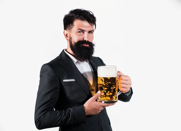 严肃的男人穿着经典西装喝啤酒 身穿商务服装 满脸胡须的人看上去很高兴 也很满意 加高玻璃杯的白酒的男子画像 — 图库照片