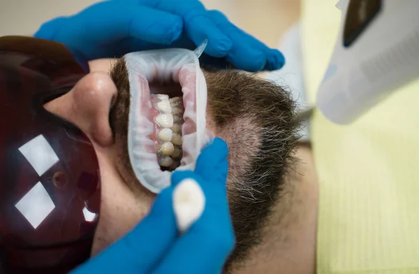 Joven Sonriente Después Visitar Dentista Sobre Fondo Borroso Brillante Lindo —  Fotos de Stock
