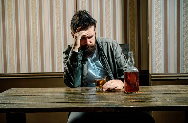 Hombre Con Barba Sentado Mesa Pub Gran Lugar Para Beber — Foto de Stock