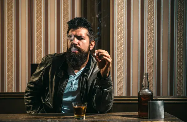 Bir Bardak Viskiyle Sakallı Adam Pahalı Bir Içki Erkek Brendi — Stok fotoğraf