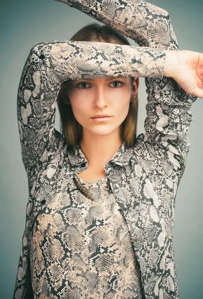 Mujer Moda Ropa Moda Estampado Animal Concepto Provocativo — Foto de Stock