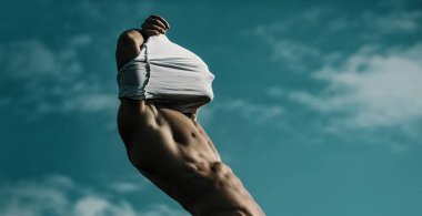 Kaslı vücudu ve çıplak gövdesi olan seksi bir adam. Kaslı, üstsüz, çekici bir adam. Atletik adam, fitness modeli. Seksi gövde. Erkek kaslarını esnetiyor. Spor vücut geliştirme.