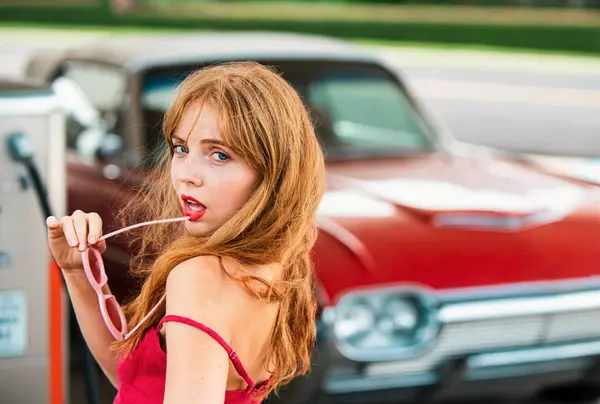 Jovem Com Vestido Vermelho Posto Gasolina Atraente Elegante Menina Reabastecer — Fotografia de Stock