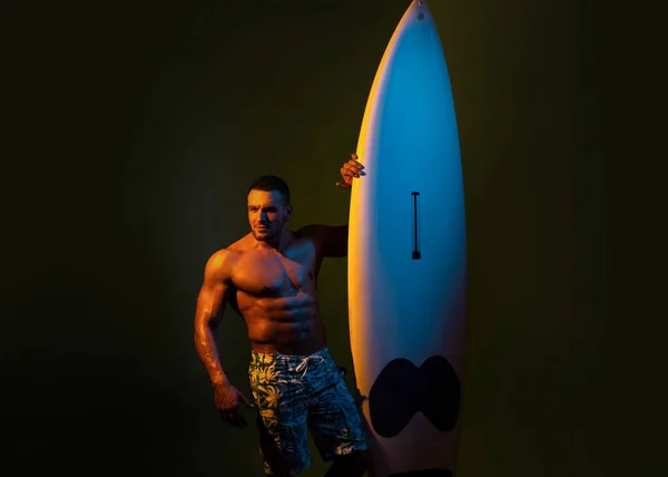 Surfboard Sexy Man Pria Dengan Papan Budak Konsep Liburan Musim — Stok Foto