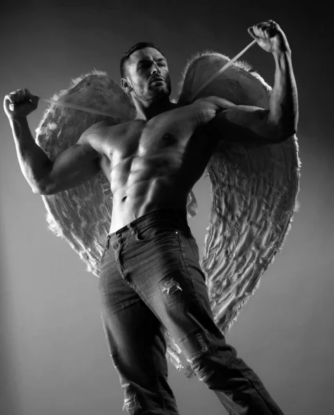 性感的男人 有天使般的翅膀 肌肉发达的身体和赤裸的身体 多情的男人 — 图库照片