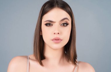 Şehvetli makyajcı kadın. Siyah dumanlı gözleriyle güzel bir makyaj. Akşam makyajlı seksi bir kadın.