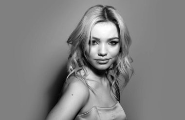 Güzel moda portresi. Parfüm reklamı için güzel romantik, seksi, şehvetli kadın yüzü. Değiştirilmemiş cilt