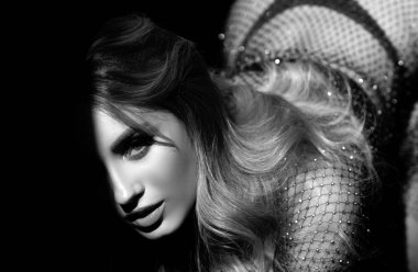 Şehvetli görünüş. Siyah arka planda güzel seksi bir kadın. Vücudu mükemmel, seksi yüzü olan şehvetli, güzel bir kız. Güzel bir kadının moda portresi.