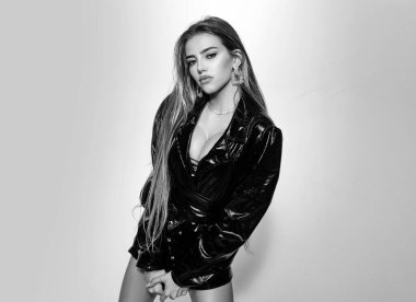 Lateks giymiş baştan çıkarıcı, genç, güzel bir fetiş kadın. Moda mankeni. Seksi kız.