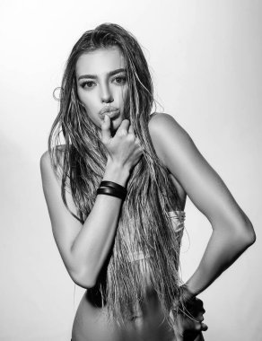 Moda portresi. Güzel ve seksi genç bayan. Romantik hassasiyet. Genç ve güzel bir kadın parmağını öpüyor..