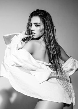 Baştan çıkarıcı genç bir kadın. Yüksek moda kadın model.