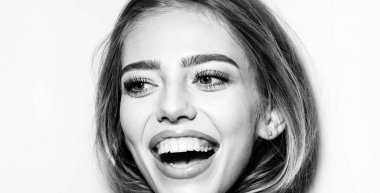 Gülümseyen genç kadın yüzünü yakından çek, mutlu kız. Genç ve sağlıklı dişleri olan genç bir kadının güzel gülümsemesi.