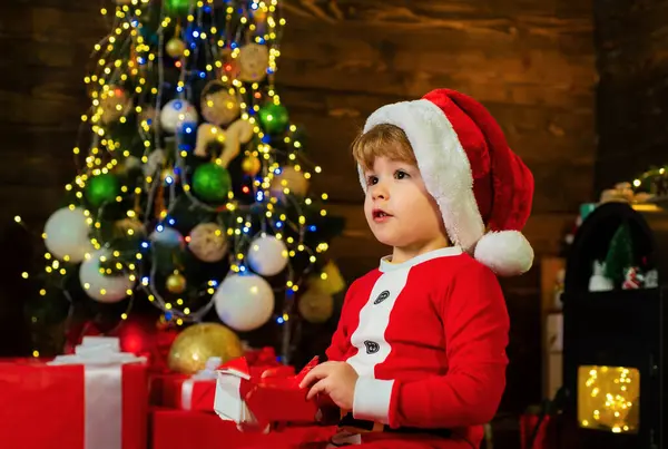 Kerstkinderen Kerstkind Met Een Rode Geschenkdoos Kerst Kinderen Geluk Concept — Stockfoto