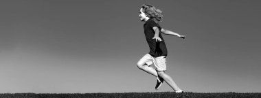 Bahar çocukları portresi olan pankart. Tatlı, mutlu çocuk bir pınarın kenarında çimenlerde koşuyor. Aktif, sağlıklı açık hava sporu. Eğlenceli etkinlik