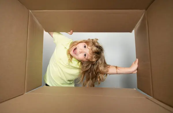 Kid Unpacking Opening Carton Box Looking Surprise Face Open Big — Foto Stock