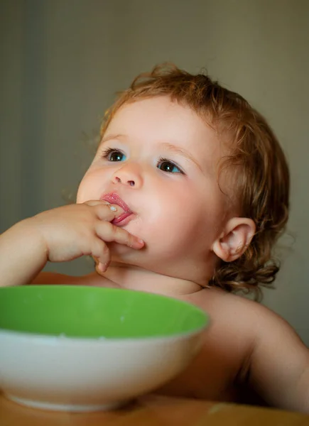 Παιδί Μωρό Τρώνε Σούπα Στην Κουζίνα Πιάτα Και Κουτάλι — Φωτογραφία Αρχείου