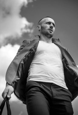 Yakışıklı bir kızıl adamın portresi. Şık genç adam başka tarafa bakıyor.