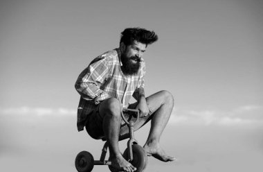 Sakallı bir bisikletçinin portresi, çılgın bir hippi dışarıda bisikletle eğleniyor.