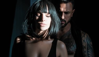 Genç ve seksi aşıkların şehvetli portresi. Seksi evli çift, şehvetli karı koca.