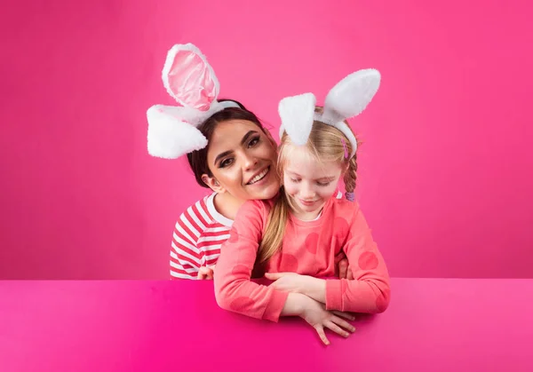 Rodinné Velikonoce Sestry Králičíma Ušima Hon Vejce Šťastné Dětství Izolované — Stock fotografie