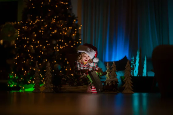Anak Membuka Hadiah Pada Malam Natal Selamat Natal Dan Tahun — Stok Foto