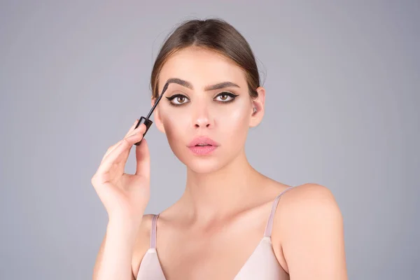 Beautiful Woman Applies Brow Gel Brows Brush Her Eyebrow Studio — ストック写真